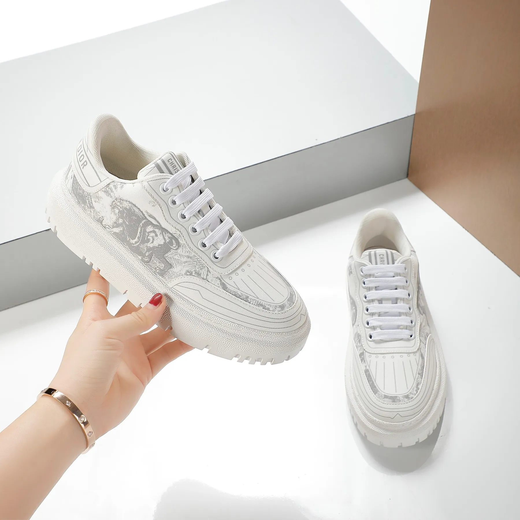 👟👟Ex-factory price 460👟👟 2021ssDior casual white shoes, the same style as the ready-to-wear series 1️⃣Original mold opening 2️⃣Original cowhide➕Breathable mesh lining 3️⃣TPU evacuation outsole 4️⃣Injected latex sheepskin feet 5️⃣Full package at the counter Code number 35-40 (41 can be customized)